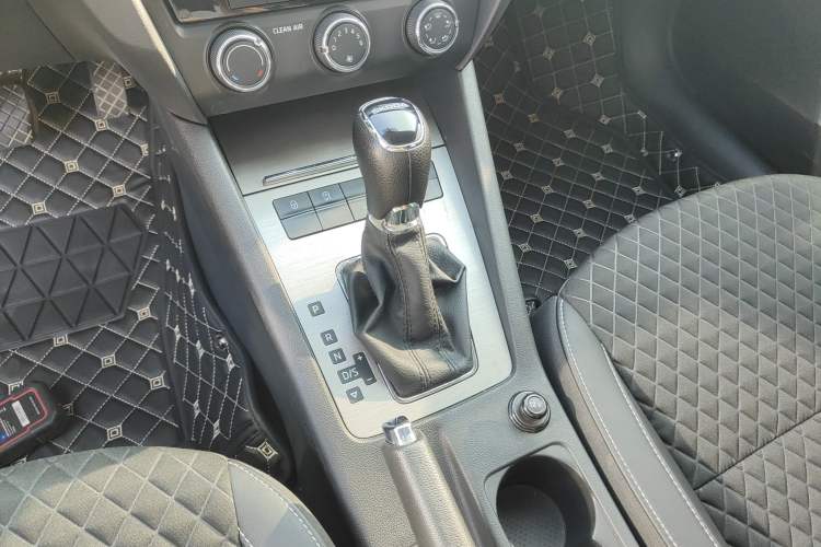 Used Skoda Octavia 2020 1.5L Automatic SmartDrive Luxury Edition Gear Lever