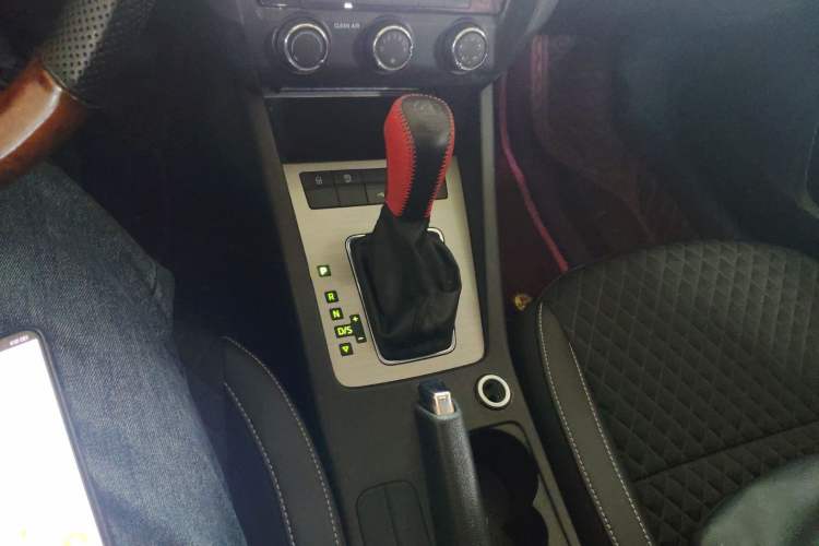 Used Skoda Octavia 2020 TSI280 DSG SmartDrive Luxury Edition Gear Lever