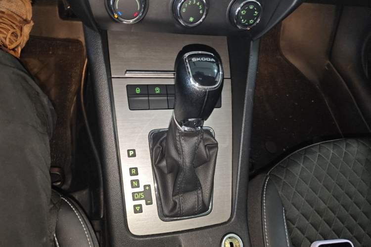 Used Skoda Octavia 2020 1.5L Automatic SmartDrive Luxury Edition Gear Lever