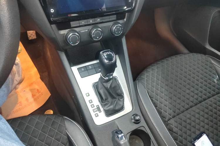 Used Skoda Octavia 2020 TSI230 DSG SmartDrive Luxury Edition Gear Lever