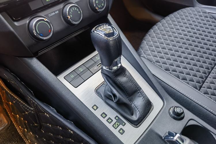 Used Skoda Octavia 2020 TSI280 DSG SmartDrive Luxury Edition Gear Lever