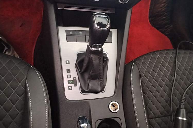 Used Skoda Octavia 2020 1.5L Automatic SmartDrive Luxury Edition Gear Lever