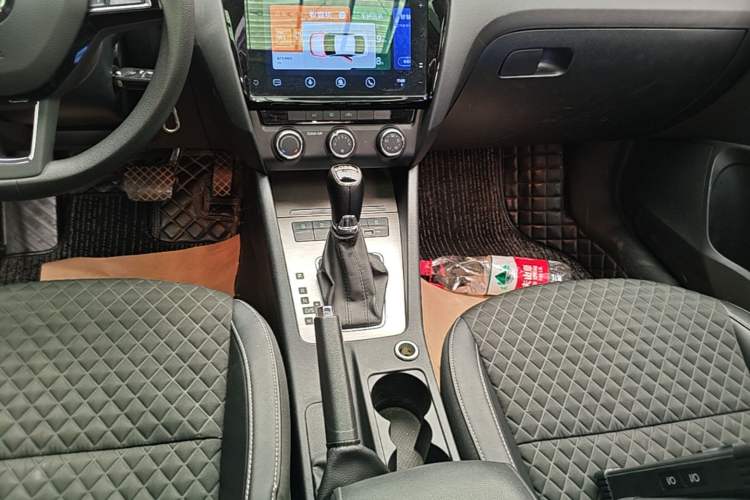Used Skoda Octavia 2020 TSI230 DSG SmartDrive Luxury Edition Gear Lever