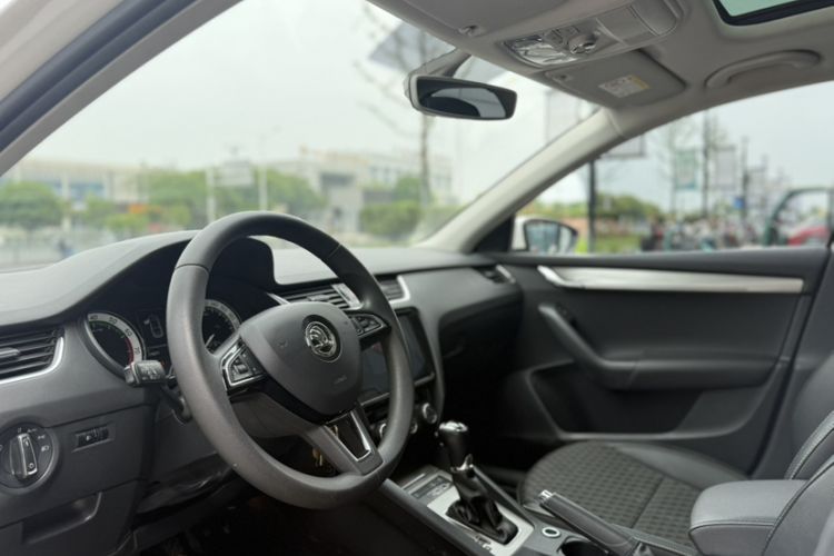 Used Skoda Octavia 2020 1.5L Automatic SmartDrive Luxury Edition Interior 4