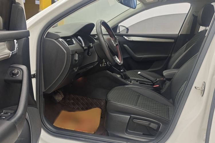 Used Skoda Octavia 2020 1.5L Automatic SmartDrive Luxury Edition Interior 4