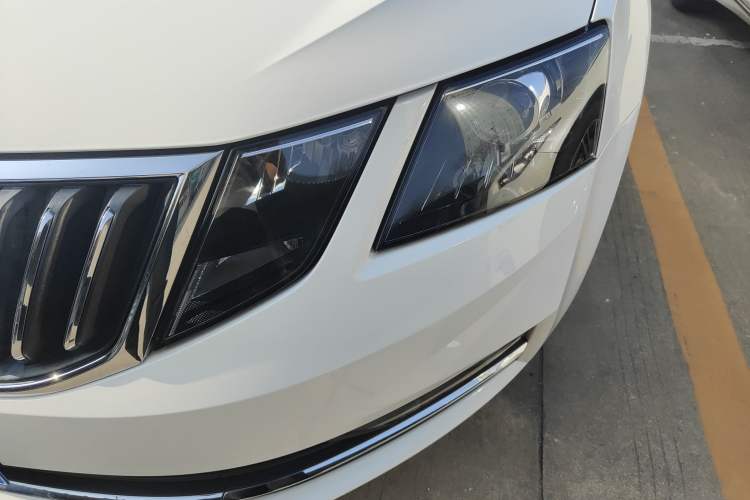 Used Skoda Octavia 2020 1.5L Automatic SmartDrive Luxury Edition Left Front Headlight