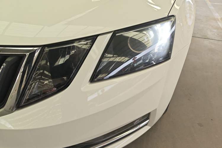 Used Skoda Octavia 2020 1.5L Automatic SmartDrive Luxury Edition Left Front Headlight