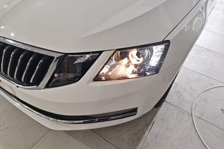 Used Skoda Octavia 2020 1.5L Automatic SmartDrive Luxury Edition Left Front Headlight