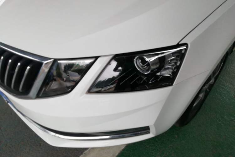 Used Skoda Octavia 2020 1.5L Automatic SmartDrive Luxury Edition Left Front Headlight