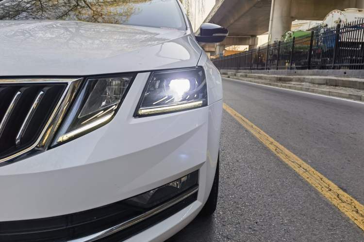 Used Skoda Octavia 2020 TSI280 DSG SmartDrive Luxury Edition Left Front Headlight