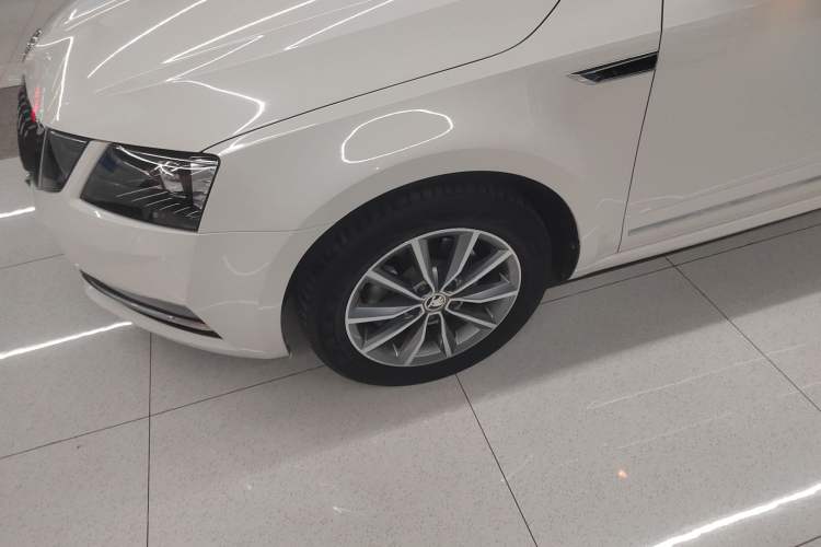 Used Skoda Octavia 2020 TSI230 DSG SmartDrive Luxury Edition Left Front Wheel Hub