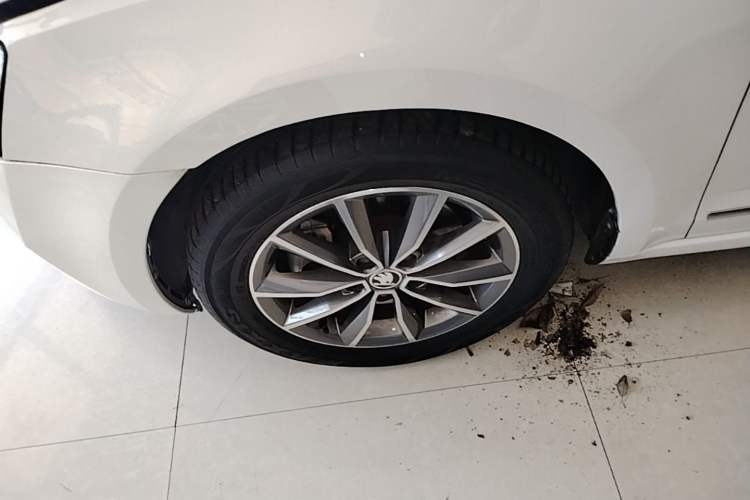 Used Skoda Octavia 2020 1.5L Automatic SmartDrive Luxury Edition Left Front Wheel Hub