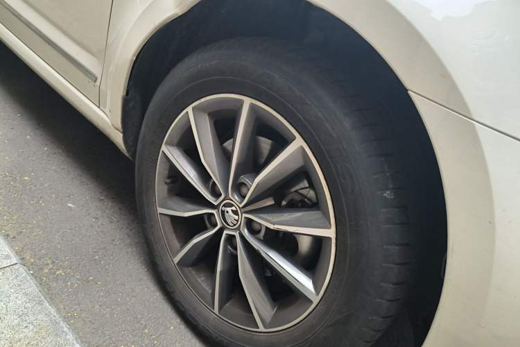 Used Skoda Octavia 2020 1.5L Automatic SmartDrive Luxury Edition Right Front Wheel Hub