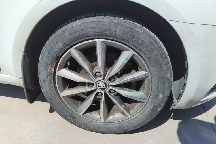 Used Skoda Octavia 2020 1.5L Manual SmartDrive Comfort Edition Right Front Wheel Hub