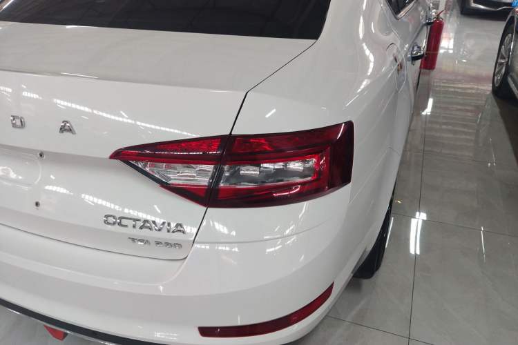 Used Skoda Octavia 2020 TSI280 DSG SmartDrive Luxury Edition Right Rear Taillight
