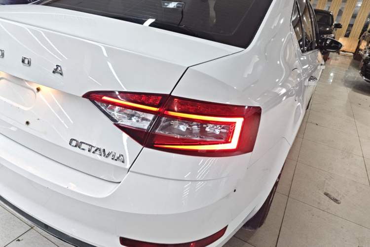 Used Skoda Octavia 2020 1.5L Automatic SmartDrive Luxury Edition Right Rear Taillight