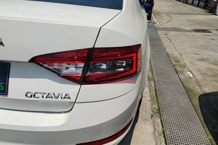 Used Skoda Octavia 2020 TSI230 DSG SmartDrive Luxury Edition Right Rear Taillight