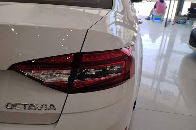 Used Skoda Octavia 2020 1.5L Automatic SmartDrive Luxury Edition Right Rear Taillight