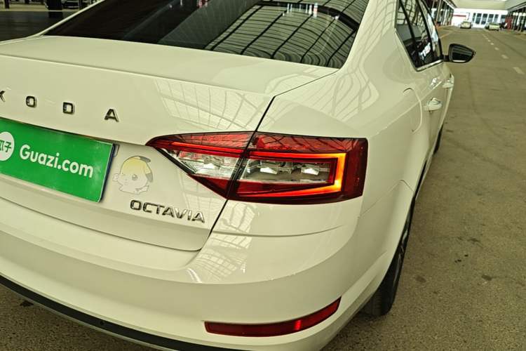 Used Skoda Octavia 2020 TSI230 DSG SmartDrive Luxury Edition Right Rear Taillight