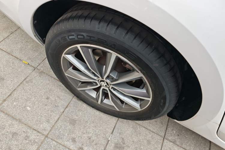Used Skoda Octavia 2020 1.5L Automatic SmartDrive Comfort Edition Right Rear Wheel Hub