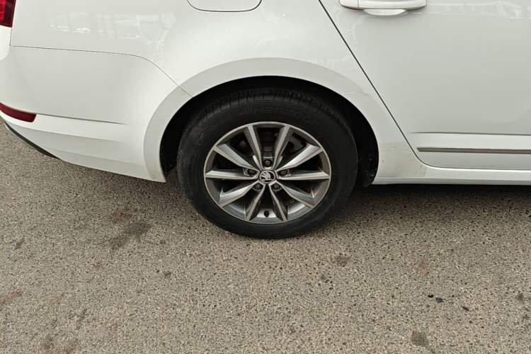 Used Skoda Octavia 2020 TSI230 DSG SmartDrive Luxury Edition Right Rear Wheel Hub