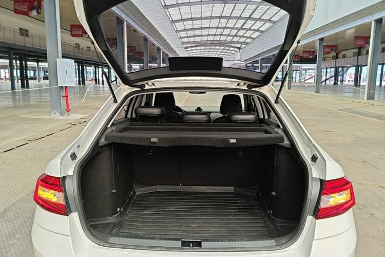 Used Skoda Octavia 2020 TSI230 DSG SmartDrive Luxury Edition Trunk