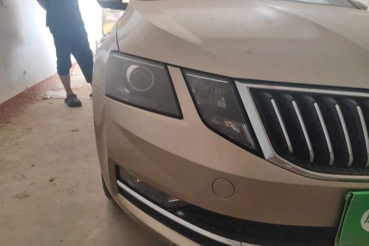 Used Skoda Octavia 2020 TSI230 DSG SmartDrive Luxury Edition Right Front Headlight