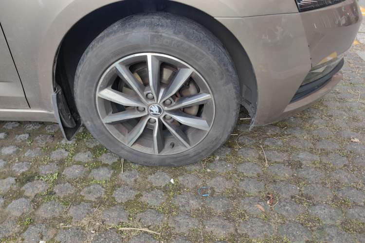 Used Skoda Octavia 2020 1.5L Automatic SmartDrive Comfort Edition Right Front Wheel Hub
