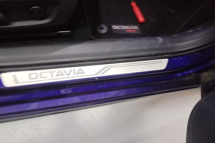Used Skoda Octavia 2021 PRO TSI280 DSG Prestige Edition Right Side Sill