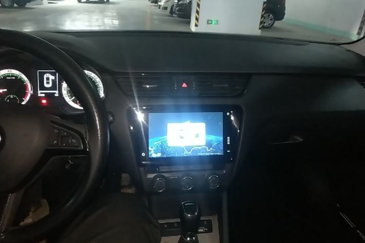 Used Skoda Octavia 2021 1.5L Automatic Comfort Edition Center Console