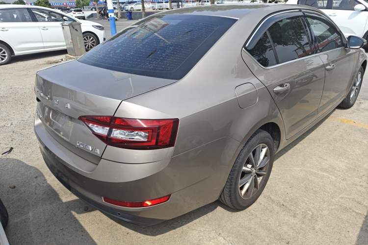 Used Skoda Octavia 2021 1.5L Automatic Comfort Edition Exterior 4