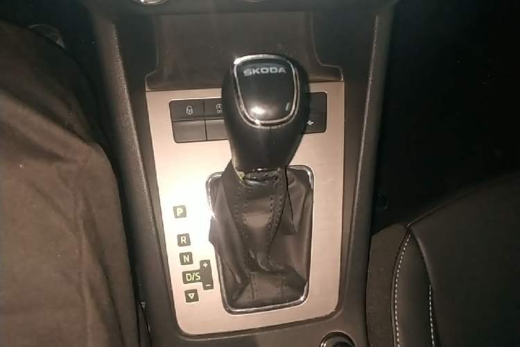 Used Skoda Octavia 2021 1.5L Automatic Comfort Edition Gear Lever