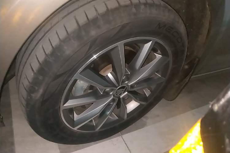 Used Skoda Octavia 2021 1.5L Automatic Comfort Edition Left Front Wheel Hub