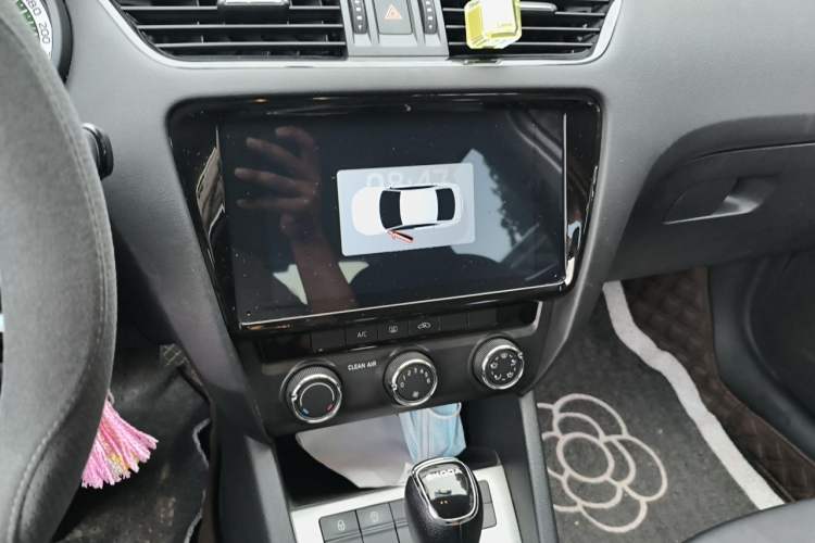 Used Skoda Octavia 2021 1.5L Automatic Comfort Edition Audio And AC Panel