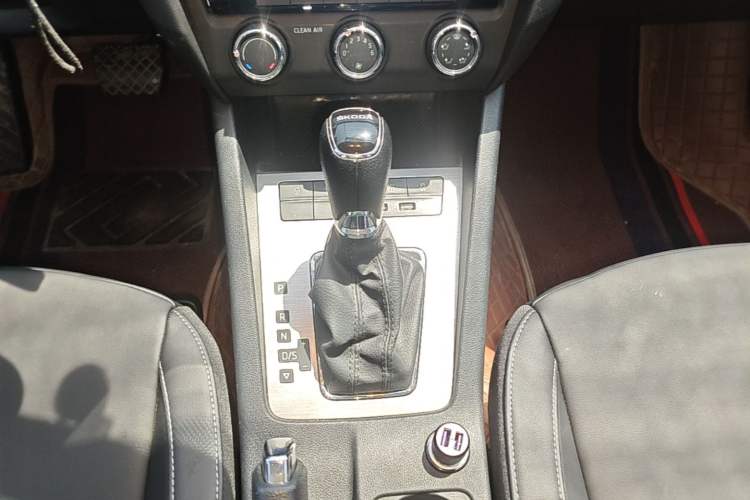 Used Skoda Octavia 2021 1.5L Automatic Comfort Edition Gear Lever