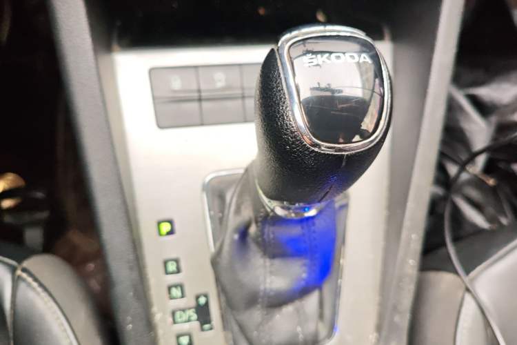 Used Skoda Octavia 2021 1.5L Automatic Comfort Edition Gear Lever