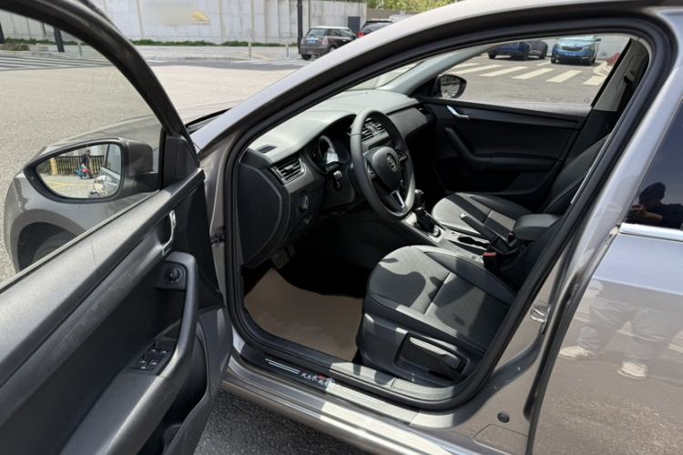 Used Skoda Octavia 2021 1.5L Automatic Comfort Edition Interior 4