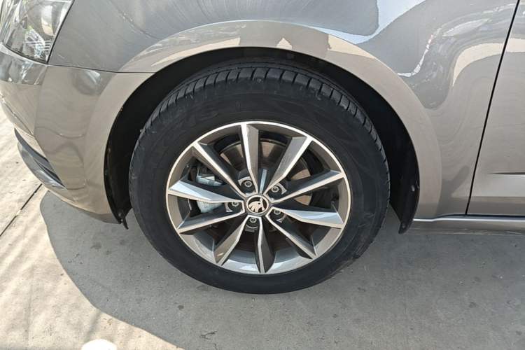 Used Skoda Octavia 2021 1.5L Automatic Comfort Edition Left Front Wheel Hub