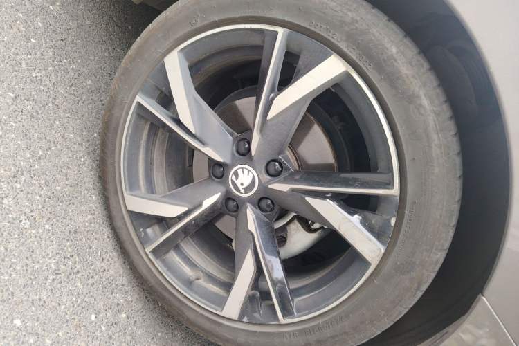 Used Skoda Octavia 2021 PRO TSI280 DSG Luxury Edition Right Front Wheel Hub
