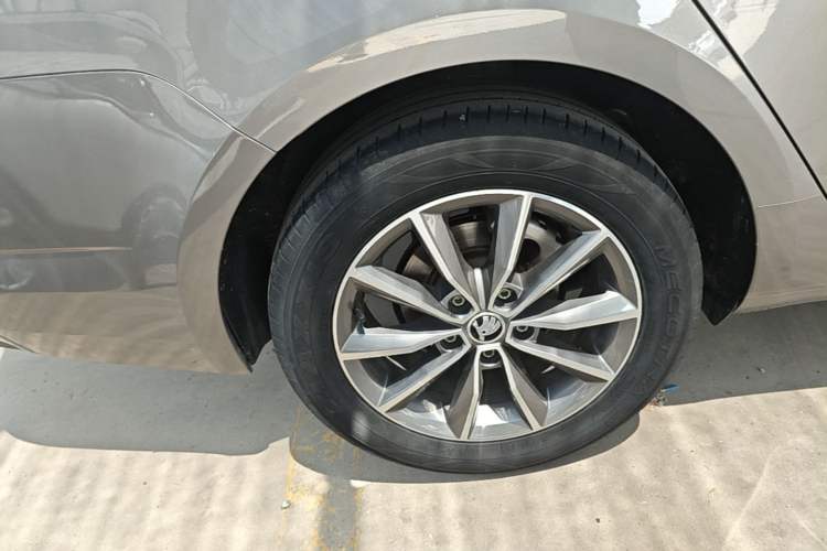 Used Skoda Octavia 2021 1.5L Automatic Comfort Edition Right Rear Wheel Hub