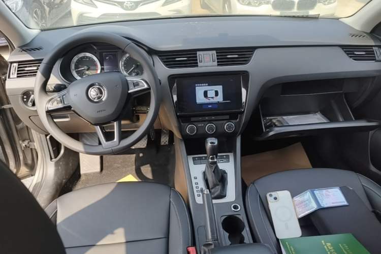 Used Skoda Octavia 2021 1.5L Automatic Comfort Edition Center Console