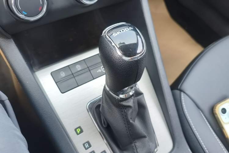 Used Skoda Octavia 2021 1.5L Automatic Comfort Edition Gear Lever
