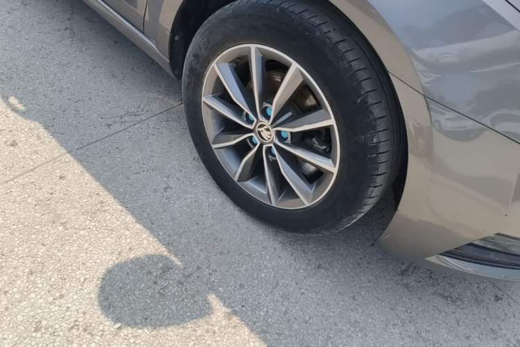 Used Skoda Octavia 2021 1.5L Automatic Comfort Edition Right Front Wheel Hub