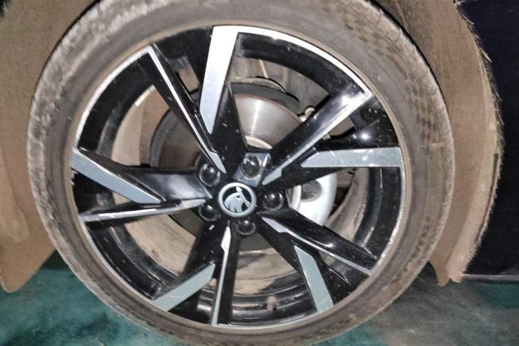 Used Skoda Octavia 2021 PRO TSI280 DSG Prestige Edition Right Front Wheel Hub