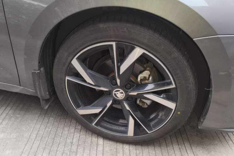 Used Skoda Octavia 2021 PRO TSI280 DSG Prestige Edition Right Front Wheel Hub