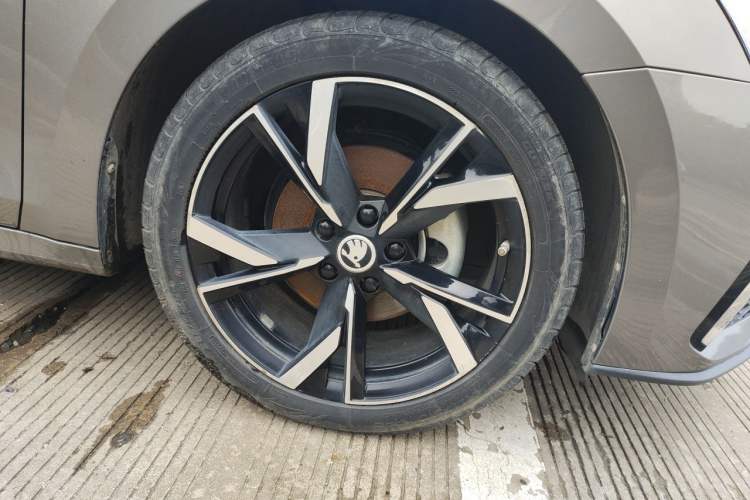 Used Skoda Octavia 2021 PRO TSI280 DSG Prestige Edition Right Front Wheel Hub