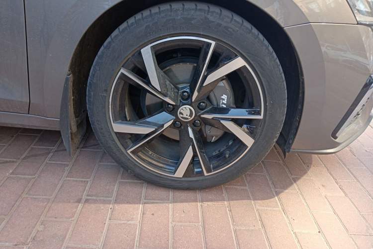 Used Skoda Octavia 2021 PRO TSI280 DSG Luxury Edition Right Front Wheel Hub