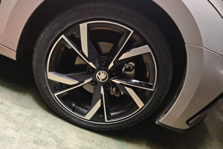 Used Skoda Octavia 2021 PRO TSI280 DSG Prestige Edition Right Front Wheel Hub