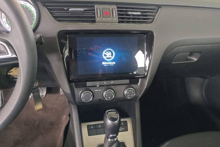 Used Skoda Octavia 2021 1.5L Automatic Comfort Edition Audio And AC Panel