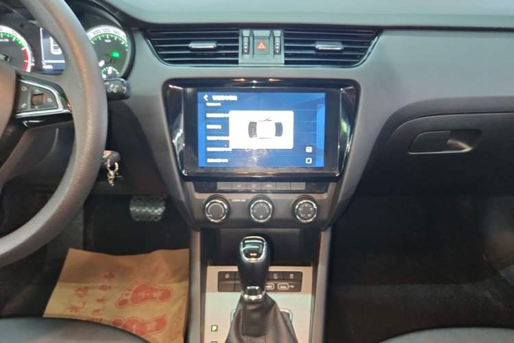 Used Skoda Octavia 2021 1.5L Automatic Comfort Edition Audio And AC Panel